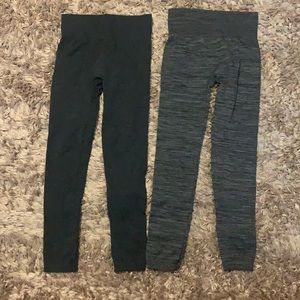 2-pack of leggings one dark grey and striped grey.